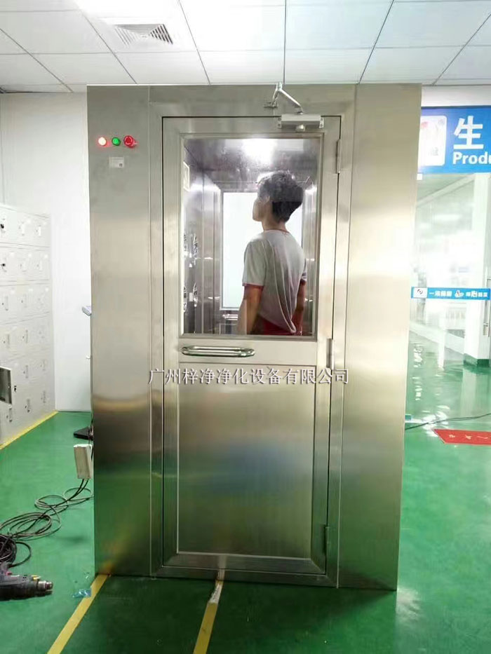 操作前應(yīng)檢查風(fēng)淋室各部件是否完好，包括門體、噴嘴、風(fēng)機(jī)、照明等。