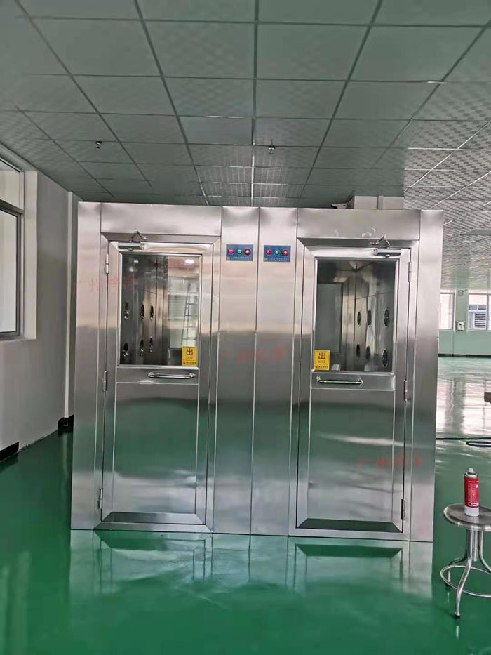 風(fēng)淋室主要功能是確保工作人員在進(jìn)入潔凈區(qū)前，通過吹淋去除身上的塵埃和微粒。