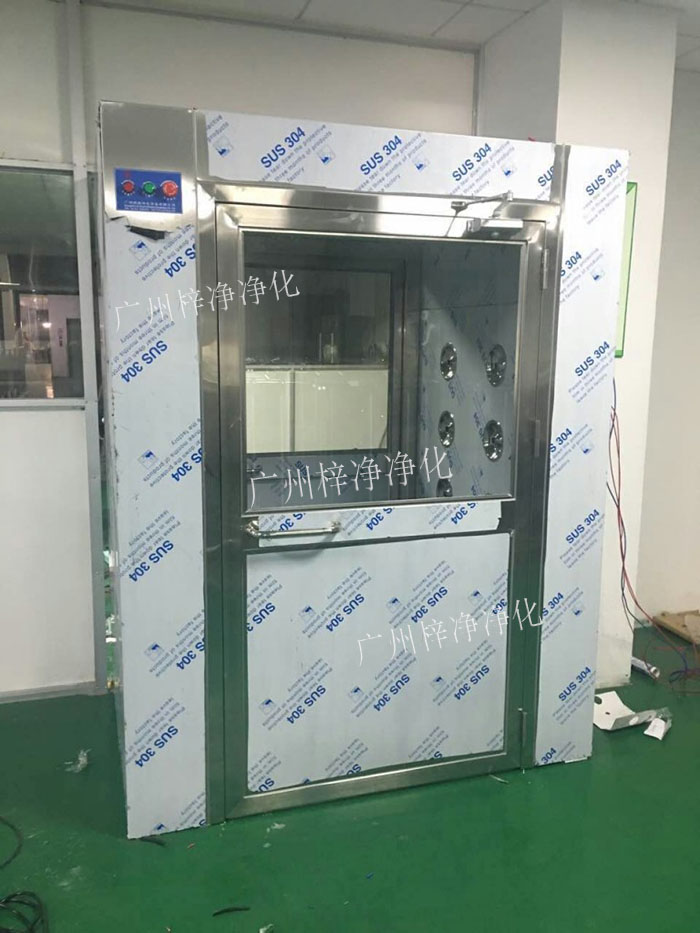防爆風(fēng)淋室是指風(fēng)淋室的電機(jī)、指示燈、照明燈、接線管必須嚴(yán)格按照防爆標(biāo)準(zhǔn)