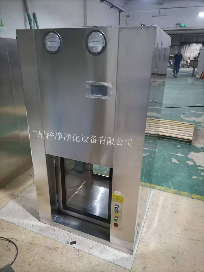 傳遞窗是一種用于潔凈室內(nèi)部或潔凈室與外界之間傳遞物品的設(shè)備，可以防止外部污染進(jìn)入潔凈室。
